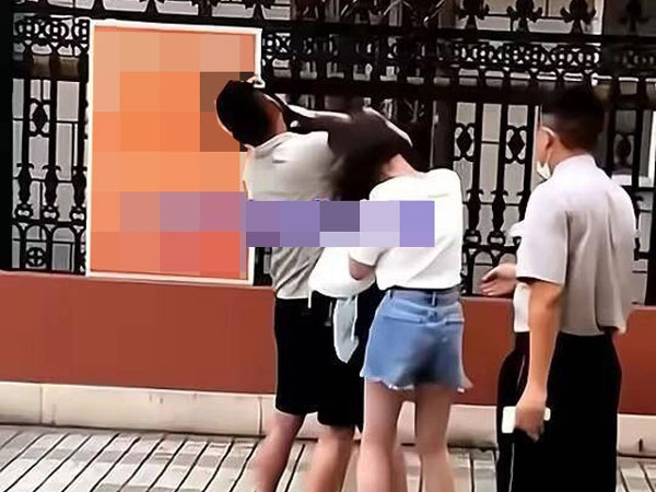 Vợ lao vào đánh ghen khi thấy chồng dẫn 'tiểu tam' vào khách sạn: 'Tôi dùng rồi, không thấy bẩn à?'