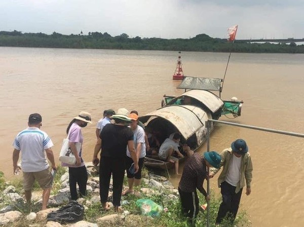 Hà Nội: 4 nam sinh ra sông Đuống tắm, 2 em mất tích