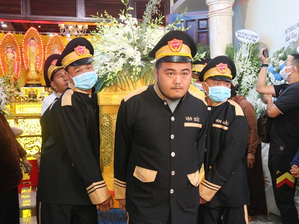 Xúc động cảnh tượng hàng trăm người tiễn đưa HLV Dương Minh Ninh