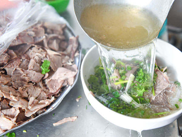 Quán phở gần 30 năm ở Hà Nội bán giá siêu rẻ, khách gọi 15.000 đồng vẫn vui vẻ phục vụ