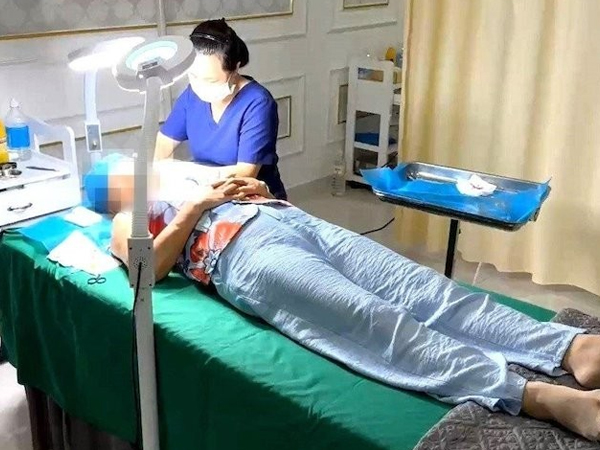 Nhân viên lao công phẫu thuật làm đẹp cho khách: Trách nhiệm thẩm mỹ Kangzin?