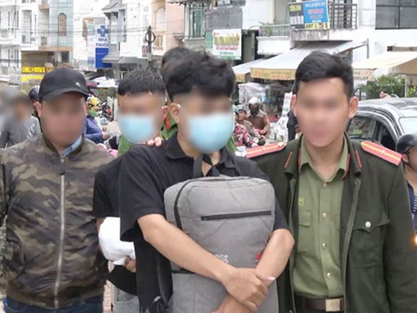 2 thanh niên chạy xe máy quanh Đà Lạt để gài tờ quảng cáo 'dịch vụ mát mẻ' lên các xe ô tô