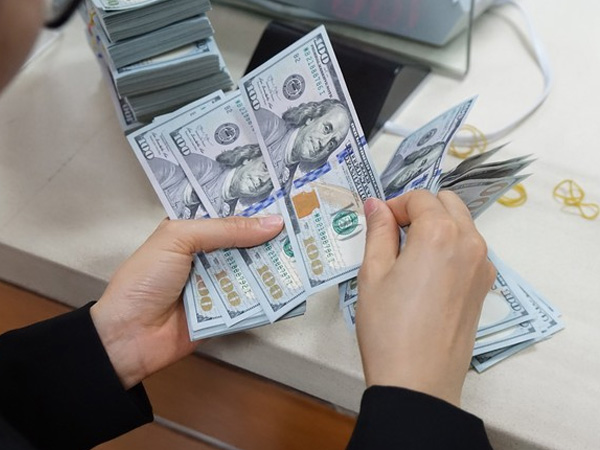 Vì sao tỉ giá USD/VNĐ dậy sóng, vượt mốc 24.000 đồng?