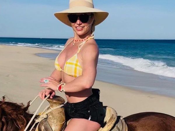 Britney Spears thuê luật sư 'khủng', đăng ảnh cưỡi ngựa phớt lờ tin ly hôn