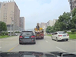Tài xế Mercedes sống sót thần kì sau loạt cột điện đâm xuyên buồng lái