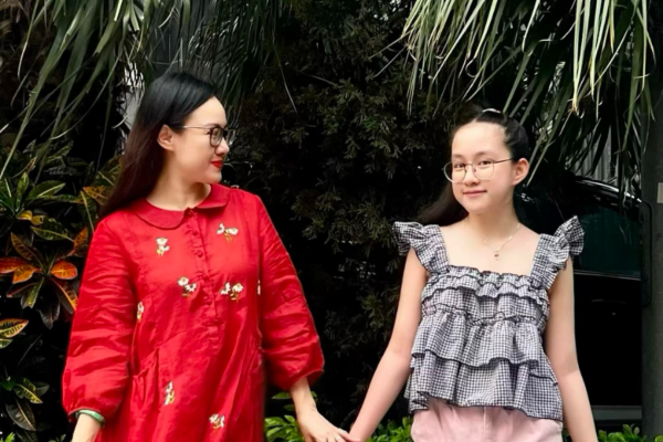Con gái BTV Hoài Anh càng lớn càng xinh đẹp, được ví như Bạch Tuyết