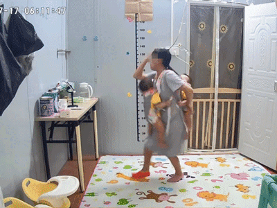 Mẹ trẻ địu 2 con sinh đôi nhảy nhót trong phòng: Ai làm mẹ rồi mới hiểu!