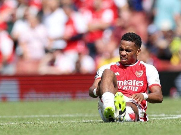 Arsenal nhận tin sét đánh đầu mùa giải