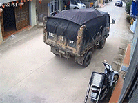 SUV mất lái gây kinh hoàng cho con phố nhỏ, dân mạng tranh cãi về nguyên nhân phía sau