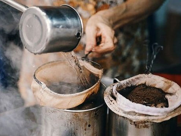 Có gì trong quán cafe vợt 73 năm nổi tiếng nhất Sài Gòn, khách tới xếp hàng đông nghịt mỗi sáng?