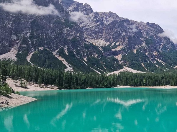 Lago di Braies, hồ nước xanh biếc ở miền Bắc nước Ý