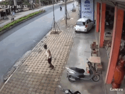 Video: Lạnh gáy với cảnh 'ma men' lái ô tô húc loạn xạ từ vỉa hè sang giải phân cách rồi lăn ra ngủ tít mít