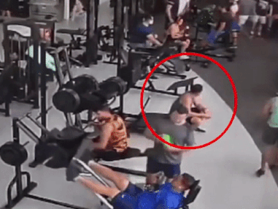 Clip: Người đàn ông bị máy tập thể hình rơi trúng cổ khi đang ngồi nghỉ ngơi