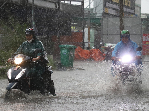 Hà Nội, TP.HCM bắt đầu vào đợt mưa lớn