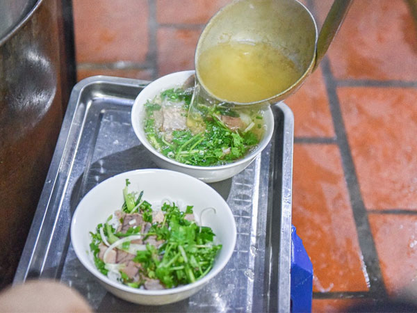 Phở bưng Hàng Trống trong như nước suối, khách lách hẻm hẹp, 'gù lưng mỏi gối' chờ ăn