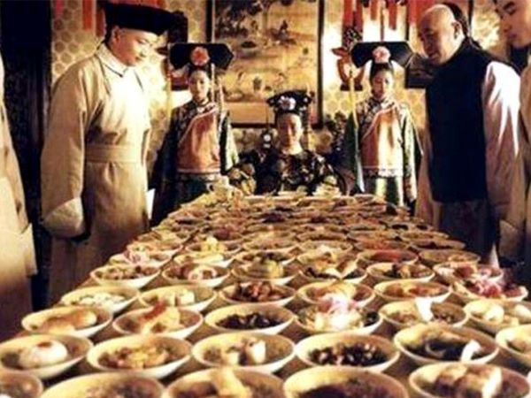Từ Hi Thái Hậu ăn 300 quả dưa hấu một lần và thói quen lãng phí thức ăn đến mức đầu bếp phải lén lút 'ra tay' sau lưng