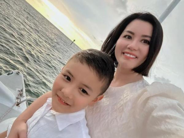 Con trai Đan Trường ra dáng trụ cột, làm trợ lý cho mẹ cực chuyên nghiệp