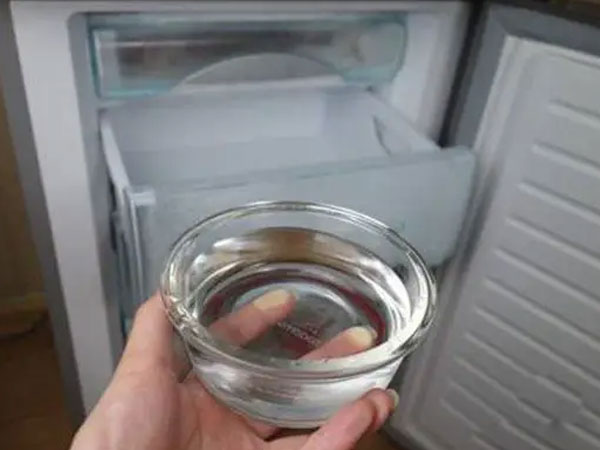 Vì sao nên đặt một bát nước trong tủ lạnh?