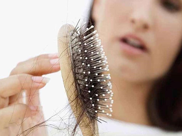 Tóc 'rụng như lá mùa thu' làm sao để khắc phục?