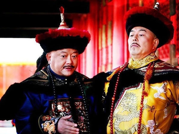 Càn Long viết một chữ, văn võ bá quan nức nở khen, chỉ mình Hòa Thân mặt mày tái mét