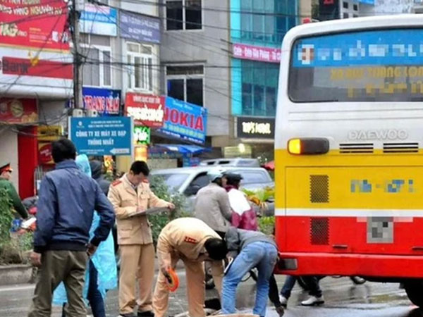 Hà Nội: Cụ bà ngã tử vong khi bước xuống từ xe bus
