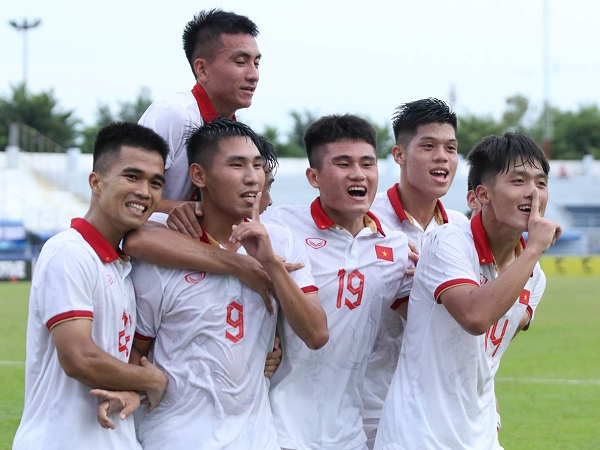 U23 Việt Nam tưởng niệm 3 thành viên tử nạn của HAGL, ra quân U23 Đông Nam Á chiến thắng