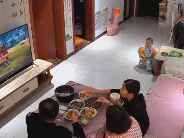 Tưởng vợ không nấu cơm cho mẹ chồng ăn, chồng lắp camera kín, bật khóc khi biết sự thật