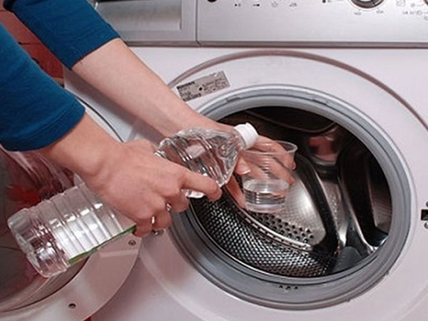 Cho thứ giá rẻ, nhà nào cũng có này vào máy giặt: Quần áo sẽ thơm hơn, mềm hơn, trắng sáng hơn