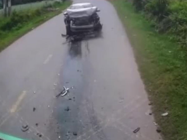 Clip: Chạy như tự sát, ô tô bị tông nát đầu và cái kết bất ngờ