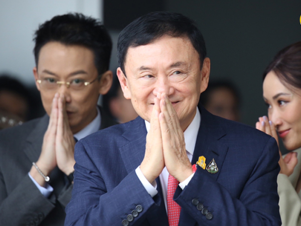 CLIP: Cựu Thủ tướng Thaksin Shinawatra về tới Thái Lan