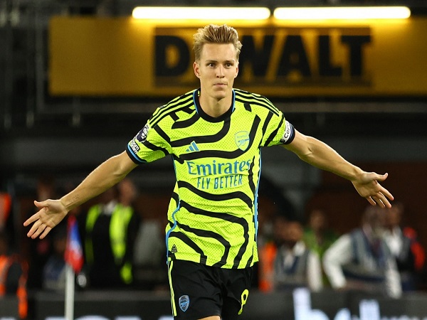 Arsenal thắng nhọc Crystal Palace trong thế thiếu người