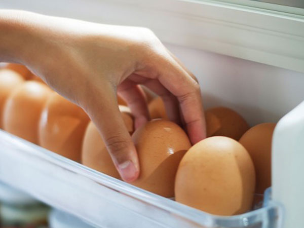 Vì sao không nên bảo quản trứng ở cánh cửa tủ lạnh?