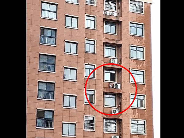 'Dựng tóc gáy' với cảnh bé trai chơi trốn tìm ngoài lan can cửa sổ chung cư cao tầng