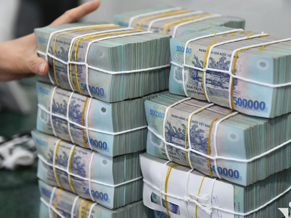 Có 500 triệu đồng mua vàng hay gửi tiết kiệm ngân hàng, kênh nào lời hơn?
