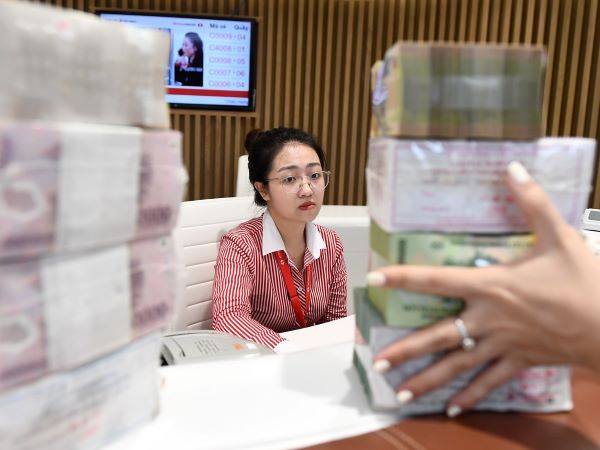Phó Thống đốc nhắc các chủ tịch ngân hàng 'đừng để DN phải lên tivi mà vay'