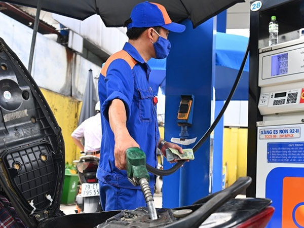 Vì sao giá xăng trong nước liên tục tăng cao, bất chấp giá dầu thế giới giảm?