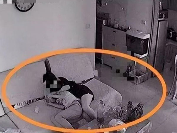Tìm thấy chiếc quần lót ở đầu giường, chủ nhà lắp camera, tá hỏa chứng kiến hành động của cô giúp việc