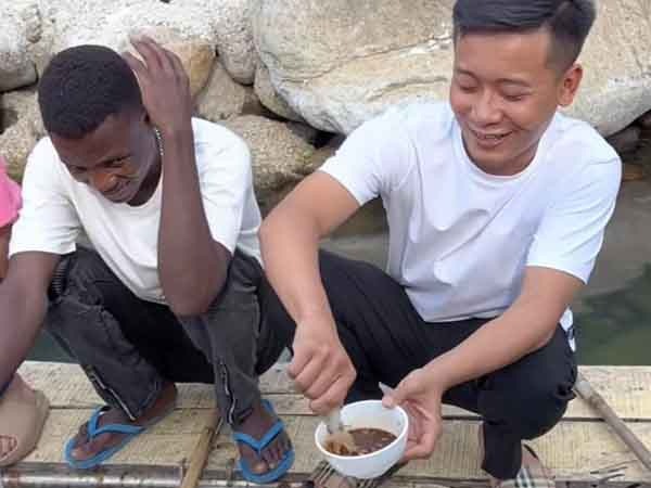 Mực nhảy Vũng Áng, đặc sản Hà Tĩnh mà Quang Linh Vlog vừa giới thiệu cho bạn thân Lindo