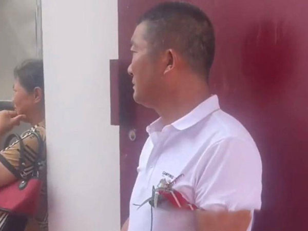 Ông bố đứng từ xa, rơi nước mắt nhìn con trai đi lấy vợ
