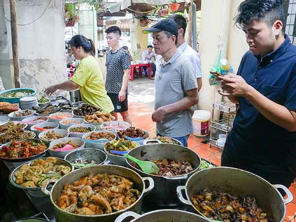 Cơm bụi vỉa hè đắt 'nhất nhì' Hà Nội, gần 200.000 đồng/suất khách vẫn chật kín