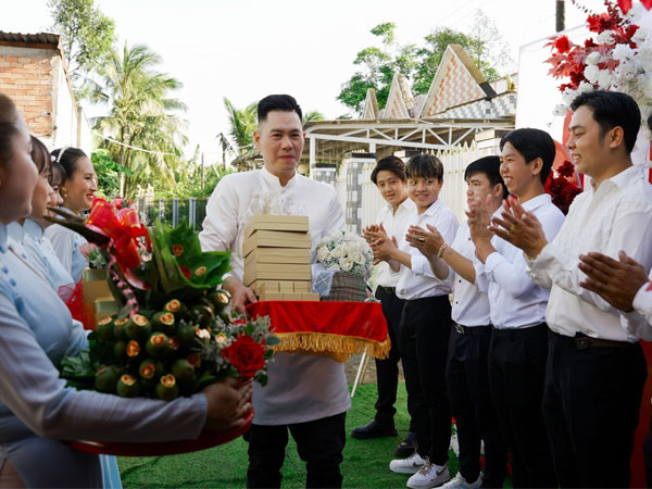 Đám cưới miền Tây bị cúp điện trước giờ làm lễ, chú rể ngoại quốc có quyết định khiến cả họ bất ngờ