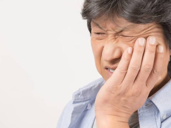 Sốt cao, sưng nề mặt, cứng khớp hàm sau khi tự uống thuốc kháng sinh điều trị đau răng