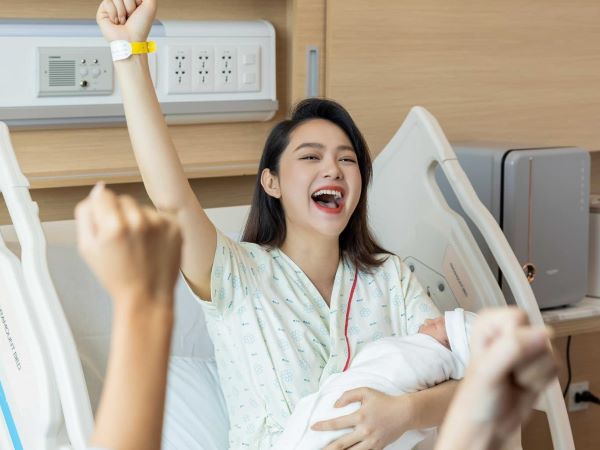 Minh Hằng sinh con trai đầu lòng với chồng đại gia