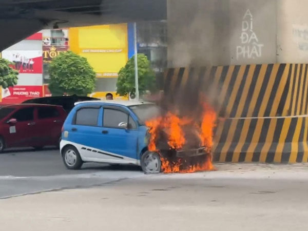 Hà Nội: Ô tô bốc cháy ngùn ngụt trên phố