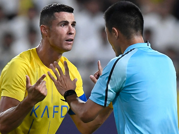 Ronaldo tái hiện tật xấu: Chửi thẳng mặt trọng tài khi bị từ chối 2 quả 11m, xô đẩy CĐV