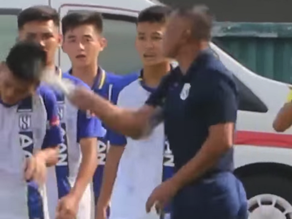 HLV SLNA gây sốc khi đánh học trò ngay trên sân ở giải U15 Quốc gia 2023