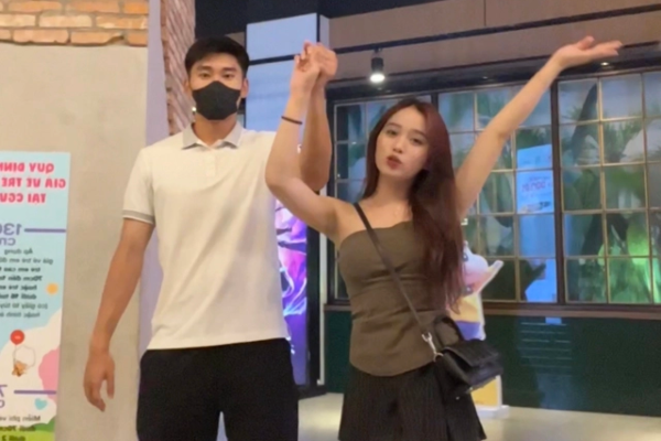 Tiền đạo ĐT Việt Nam cực ga lăng, thể hiện tình cảm với bạn gái hotgirl mọi lúc mọi nơi