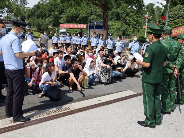 Tiếp nhận công dân xuất cảnh trái phép, phát hiện 3 nghi phạm bị truy nã