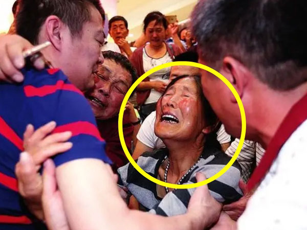 Ngày đoàn tụ con trai sau 10 năm bị bắt cóc: Họ hàng hân hoan ăn mừng, người mẹ lại lặng lẽ báo cảnh sát