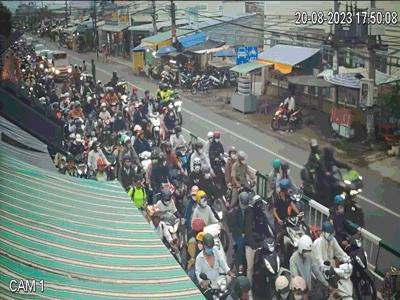 Camera ghi lại cảnh đoàn mô tô chạy ngược chiều ở phà Cát Lái